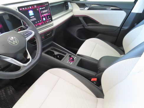 New 2026 Volkswagen Tiguan SE FWD image 21