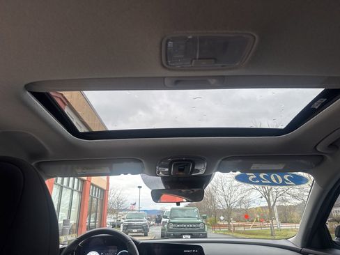 Used 2025 Hyundai Elantra SEL image 38