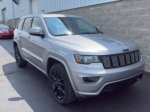 Used 2021 Jeep Grand Cherokee Laredo X AWD/4WD image 2