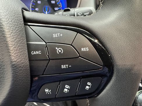 Used 2025 Chrysler Pacifica Limited FWD image 16