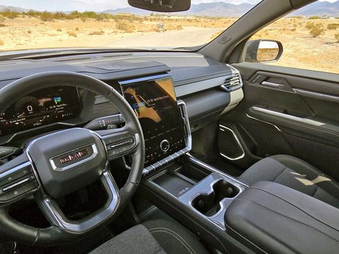 Used 2025 GMC Acadia Elevation image 7