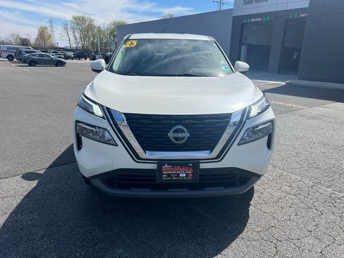 Used 2023 Nissan Rogue SV image 2