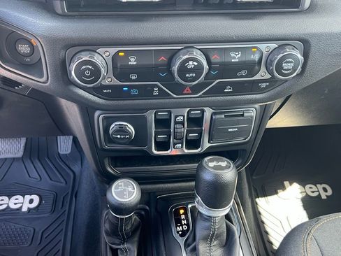 Used 2024 Jeep Wrangler Unlimited AWD/4WD image 34