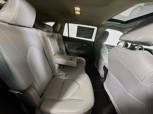 Used 2023 Toyota Highlander XLE AWD/4WD image 28