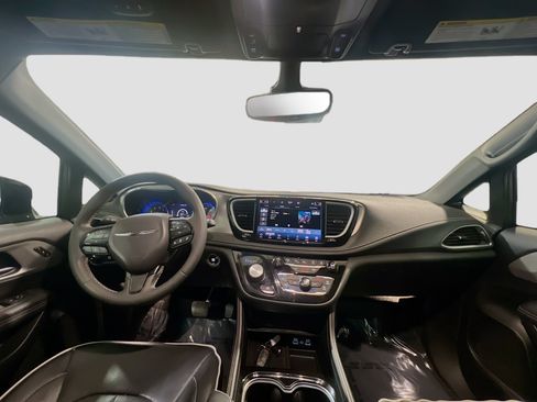 Used 2023 Chrysler Pacifica Limited w/ S Appearance Package FWD image 16