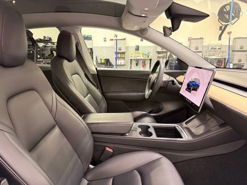 Used 2022 Tesla Model Y Long Range image 27