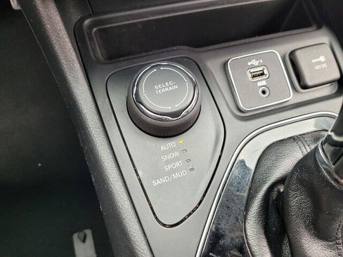 Used 2020 Jeep Cherokee Latitude Plus image 30