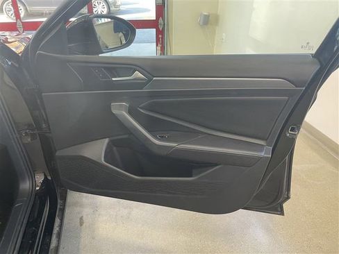 Used 2023 Volkswagen Jetta SE image 21