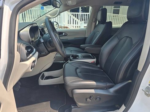 Used 2024 Chrysler Pacifica Limited FWD image 16