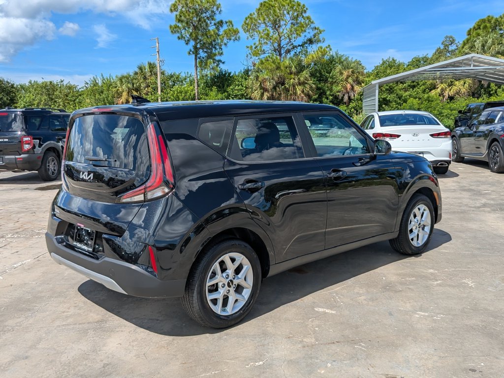 Certified 2025 Kia Soul LX w/ LX Technology Package FWD image 8