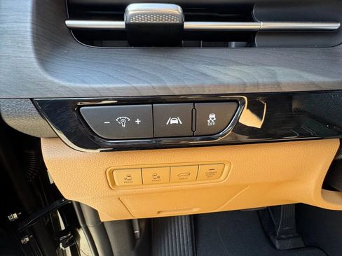 Used 2024 Kia Carnival EX image 37