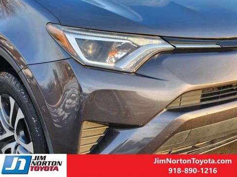 Used 2018 Toyota RAV4 LE image 10