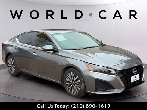 Used 2023 Nissan Altima 2.5 SV w/ SV Premium Package image 2