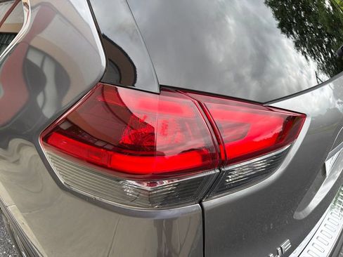 Used 2019 Nissan Rogue SV w/ Sun & Sound Touring Package AWD/4WD image 18