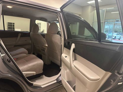 Used 2012 Toyota Highlander FWD image 24