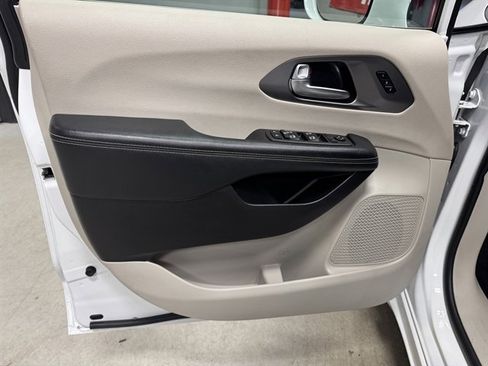 Used 2022 Chrysler Pacifica Touring-L w/ Uconnect Theater Family Group image 23