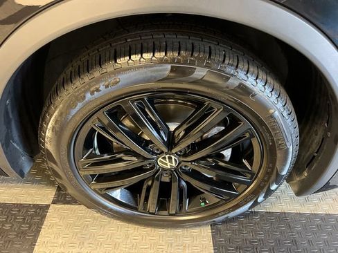 Certified 2022 Volkswagen Tiguan SE R-Line FWD image 10
