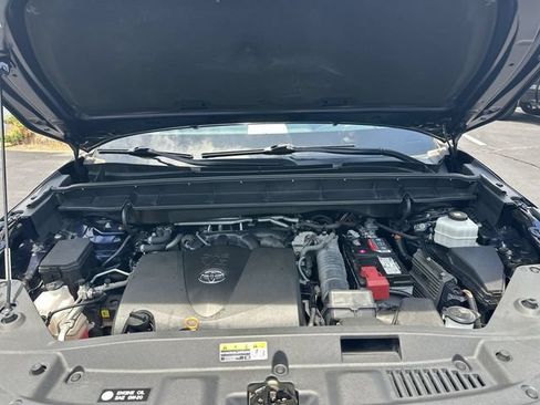 Used 2021 Toyota Highlander XLE AWD/4WD image 29