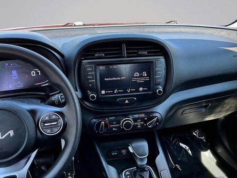 Used 2023 Kia Soul LX w/ LX Technology Package FWD image 9