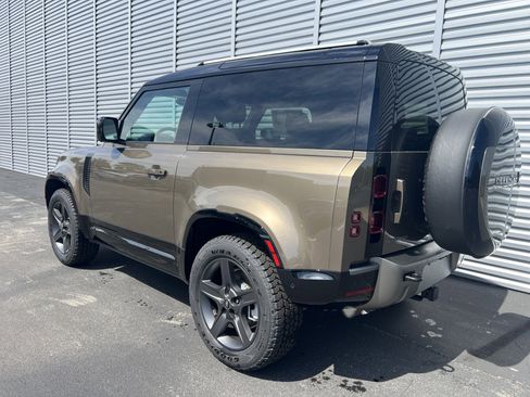 New 2025 Land Rover Defender 90 X-Dynamic SE image 3