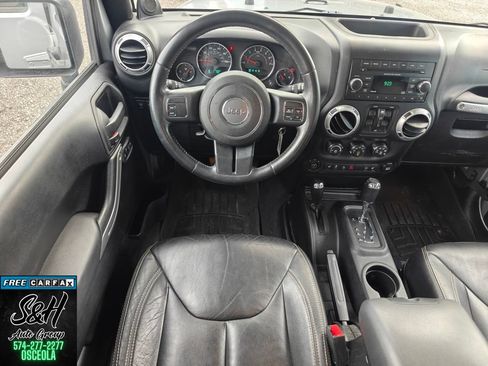 Used 2013 Jeep Wrangler Unlimited Rubicon w/ Dual Top Group AWD/4WD image 4