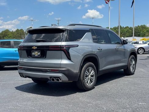 Used 2025 Chevrolet Traverse LT w/ Driver Confidence Package FWD image 3
