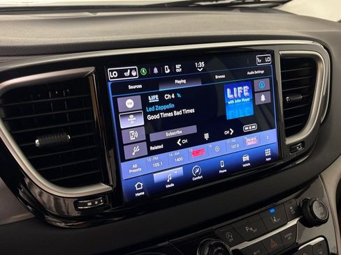 Used 2024 Chrysler Pacifica Touring-L FWD image 24