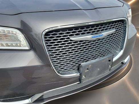 Used 2018 Chrysler 300 Touring L AWD/4WD image 26