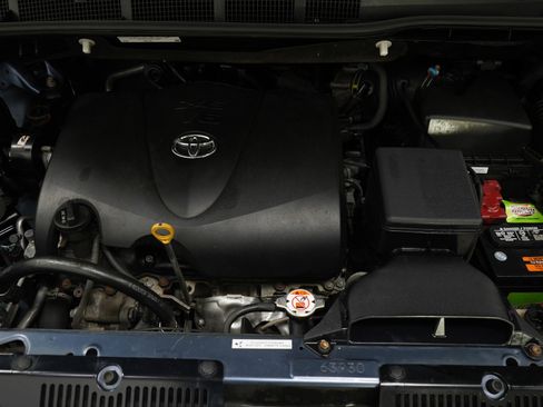 Used 2017 Toyota Sienna XLE w/ XLE Navigation Package image 27