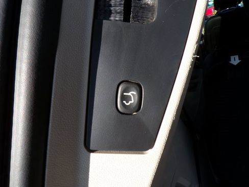 Used 2018 Dodge Grand Caravan SXT w/ Rear Park Assist Package image 8