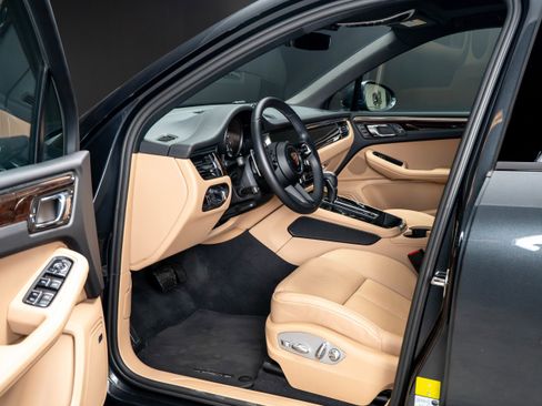 Certified 2025 Porsche Macan AWD/4WD image 4