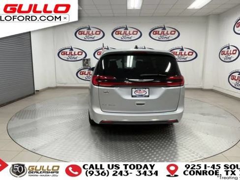 Used 2023 Chrysler Pacifica Touring-L FWD image 7