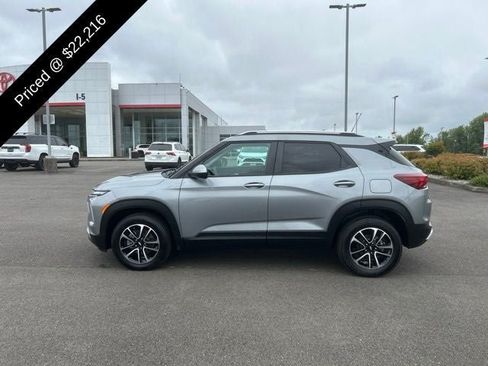 Used 2024 Chevrolet TrailBlazer LT AWD/4WD image 3