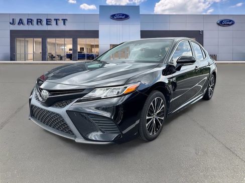 Used 2018 Toyota Camry SE w/ Moonroof Package FWD image 2