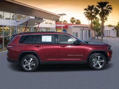 Used 2025 Jeep Grand Cherokee L Limited image 2