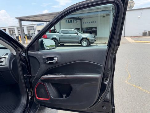 Used 2019 Jeep Compass Trailhawk w/ Cold Weather Group AWD/4WD image 28