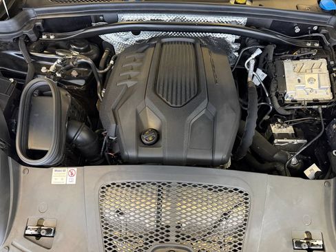 Certified 2024 Porsche Macan AWD/4WD image 27