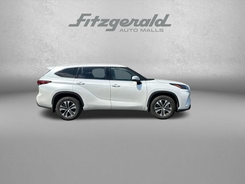 Used 2022 Toyota Highlander XLE AWD/4WD image 9