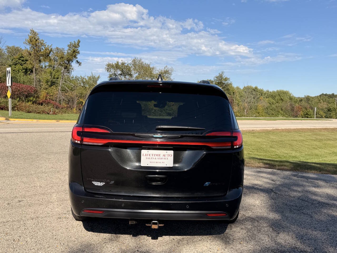 Used 2021 Chrysler Pacifica Limited w/ Premium & Safety Sphere Group FWD image 4