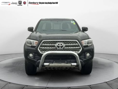 Used 2017 Toyota Tacoma TRD Off-Road image 2