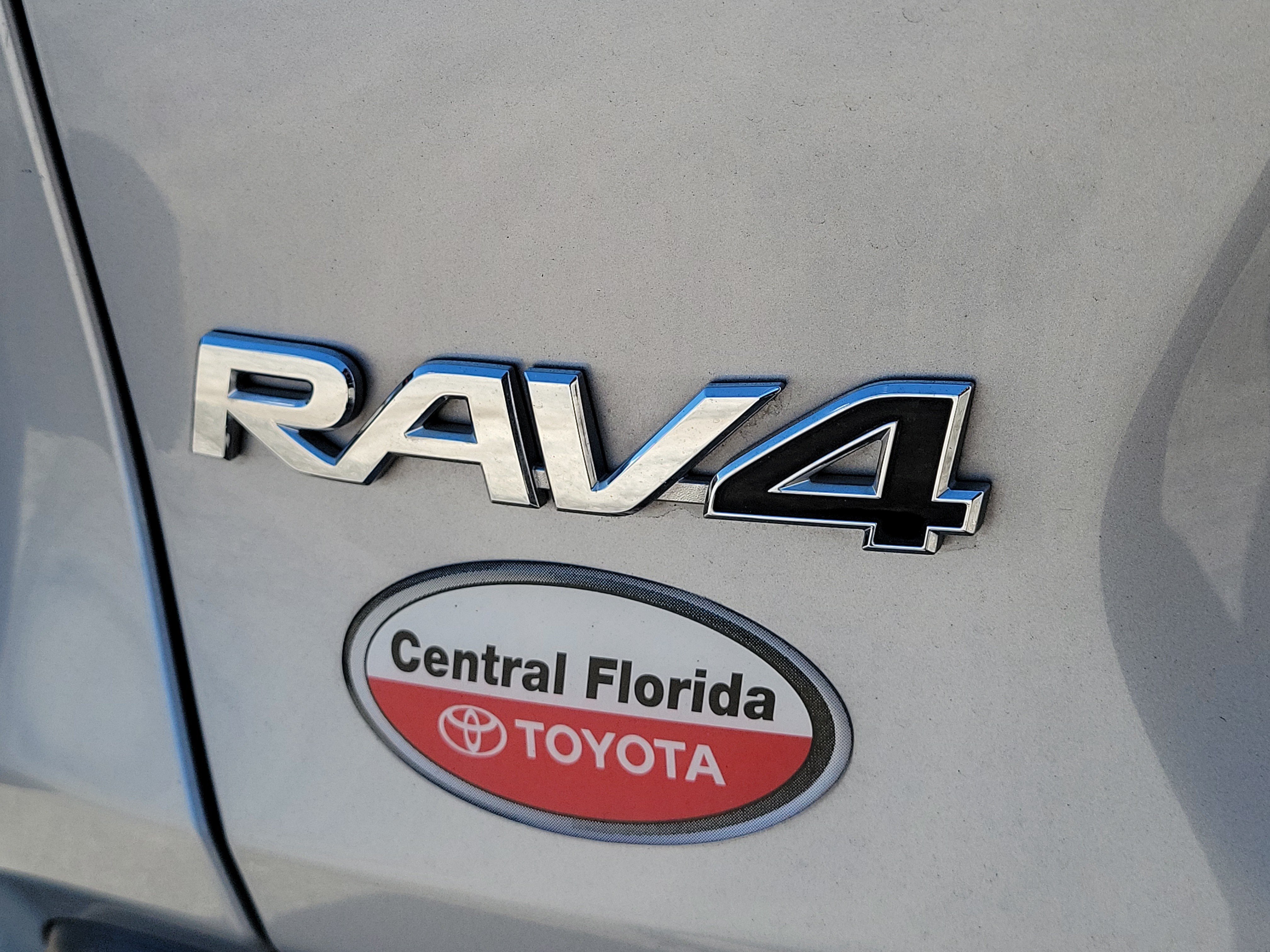 Used 2021 Toyota RAV4 XLE w/ Convenience Package FWD image 10