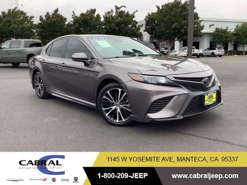 Used 2020 Toyota Camry SE FWD image 1