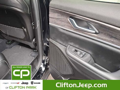 Used 2023 Jeep Grand Cherokee Limited w/ Black Appearance Package image 17