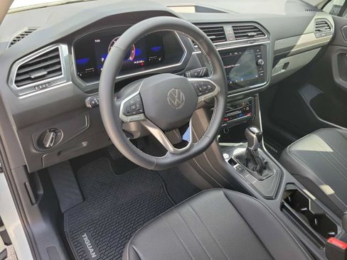 Used 2023 Volkswagen Tiguan SE FWD image 2