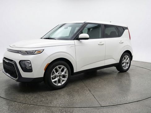 Used 2025 Kia Soul LX w/ LX Technology Package FWD image 3