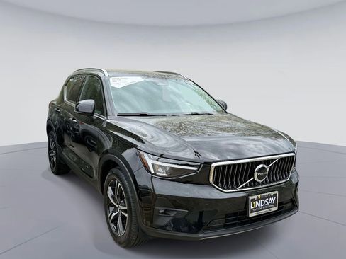 Used 2023 Volvo XC40 B4 Plus FWD image 3