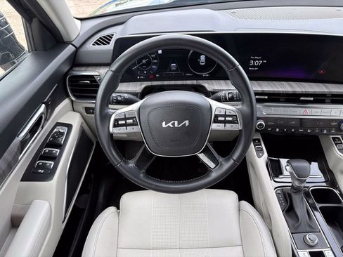 Used 2024 Kia Telluride SX w/ Towing Package FWD image 18