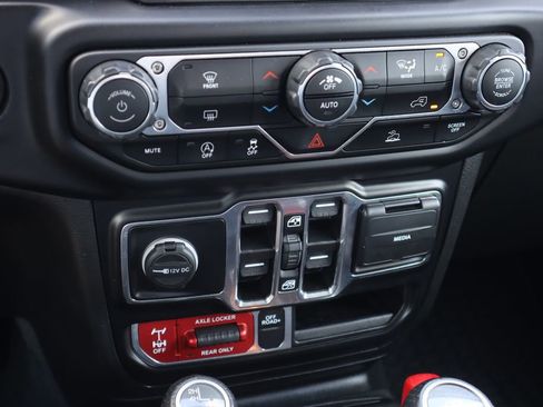 Used 2022 Jeep Gladiator Mojave image 17