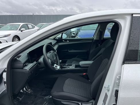 Used 2025 Nissan Versa SV FWD image 27