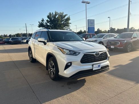 Used 2020 Toyota Highlander XLE AWD/4WD image 3